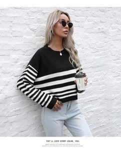 Détail de la texture en maille à rayures noires et blanches et du col rond pour ce pull femme