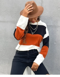 Détail du pull en maille avec blocs de couleurs orange, noir et beige et texture côtelée