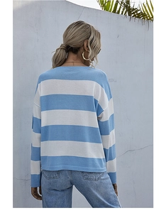 Vista posteriore di un maglione a righe larghe in azzurro e bianco con spalle scese