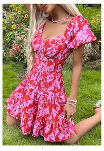 Détail de la robe courte fleurie avec manches bouffantes et jupe à volants