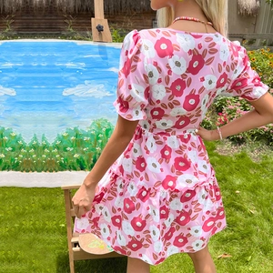 Robe d'été rose fleurie à volants avec manches bouffantes et imprimé floral élégant