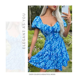 Détail de mini-robe bleue à fleurs avec col en cœur et ourlet à volants superposés