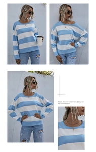 Dettaglio del maglione a maglia a righe bianche e blu con scollo rotondo e spalle scese