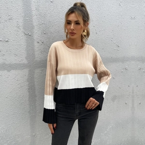 Pull en tricot tricolore avec manches évasées et texture côtelée en beige blanc et noir