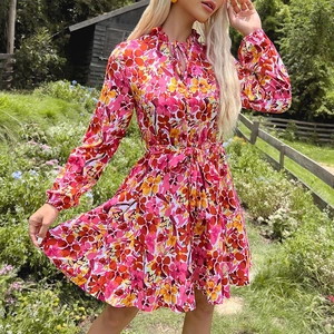 Robe courte fleurie à manches longues avec col à volants et lien à la taille
