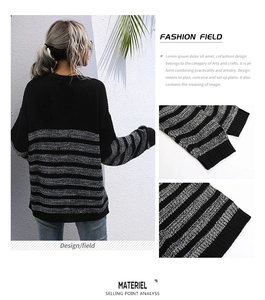 Dettagli del maglione in maglia ampia con motivi a righe nere e grigie e polsini a coste