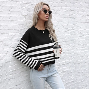 Pull en maille rayé noir et blanc pour femme avec col rond et coupe décontractée chic