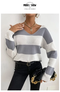 Détail d'un pull en maille col V pour femme avec rayures horizontales grises et blanches