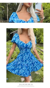 Détail d'une robe courte fleurie bleue avec ourlet à volants et design dos nu