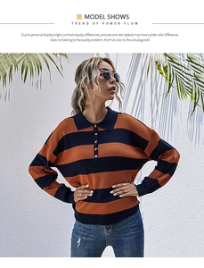 Détail du polo en maille à rayures bleu marine et orange avec manches longues et col