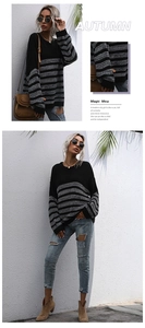 Dettaglio della trama a maglia e del motivo a righe sul maglione autunnale oversize