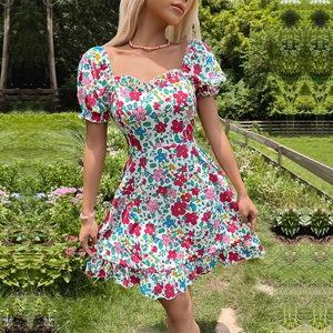 Robe courte fleurie avec manches bouffantes, col carré et ourlet à volants pour l'été