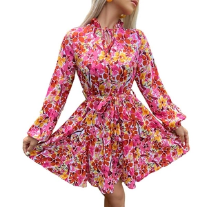 Robe courte fleurie à manches longues avec col à volants et lien à la taille rose et orange