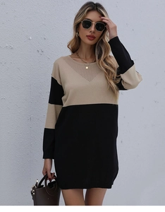 Détail de la texture en tricot ajouré en V et des coutures bicolores sur la robe