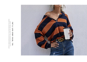Détail d'un pull en maille rayé à col polo avec encolure en V et boutons décoratifs