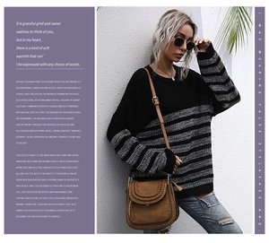 Elegante maglione a righe oversize a girocollo per l'autunno con borsa a tracolla coordinata