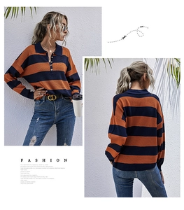 Détail pull polo femme à manches longues avec rayures orange et bleu marine