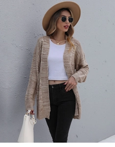 Detail eines khakifarbenen Zopfstrick-Cardigans mit strukturiertem Muster und offenem Design