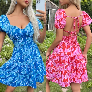 Robe d'été dos nu à fleurs avec ourlet à volants et manches bouffantes en bleu et rose