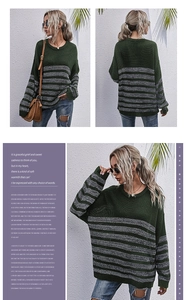 Dettaglio del maglione in maglia a girocollo con strisce orizzontali verde scuro e grigio