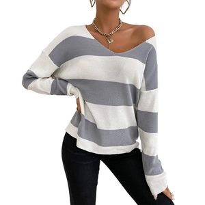 Pull en maille à col en V pour femmes avec rayures grises et blanches et style épaules nues