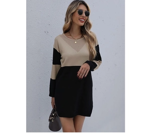 Détail du col en maille ajourée sur une robe moulante bicolore beige et noire