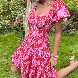 Robe courte d'été à fleurs avec manches bouffantes, col carré et volants étagés
