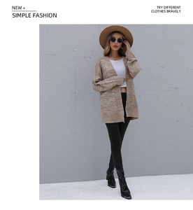 Detaillierte Nahaufnahme des hellbeige Strick-Cardigans mit vertikalem Zopfstrickmuster