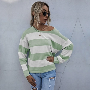 Maglione in maglia a righe verdi e bianche da donna con elegante scollo a barchetta