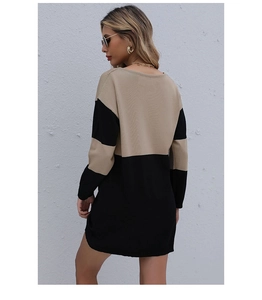 Détail d'une robe en maille bicolore montrant le dos et les poignets côtelés en beige et noir