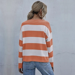 Maglione da donna a righe arancioni e bianche in maglia con maniche lunghe e girocollo