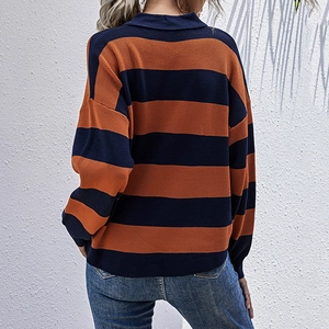 Pull en tricot polo pour femme à rayures orange et bleu marine, vue de dos automnale