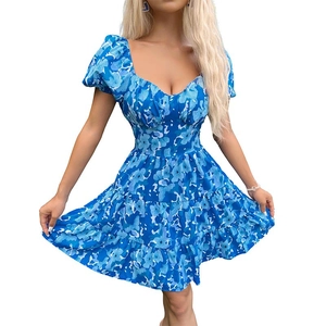 Robe courte fleurie bleue à manches bouffantes, décolleté en cœur et jupe à volants