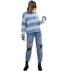 Maglione da donna a righe blu e bianche con scollo rotondo e vestibilità ampia