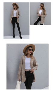 Details des beigen Strickcardigans mit vertikalem Streifenmuster und offenem Schnitt