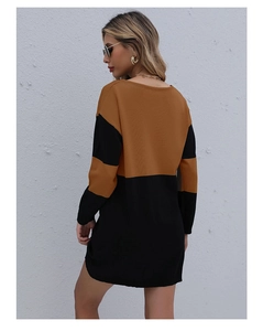 Détail du dos d'une robe en maille bicolore avec un design camel et noir chic