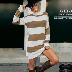 Abito corto in maglia a righe bianche e marroni da donna con maniche lunghe e collo alto