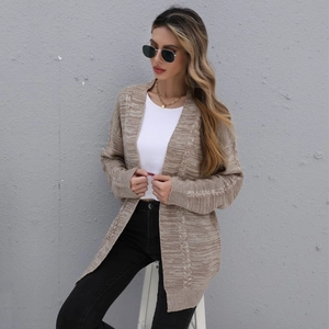 Damen Strickjacke in Khaki mit Zopfmuster, lange offene Form für den Herbst