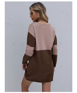 Vue détaillée de la coupe arrière d'une robe en maille bicolore rose et marron