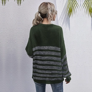 Maglione a maglia a righe verde scuro con vestibilità morbida e spalle calate autunno