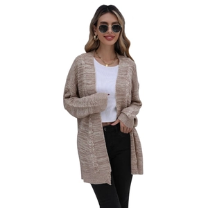 Damen Strickjacke in Beige mit Zopfmuster, langer Schnitt und lockerer Passform für Herbst