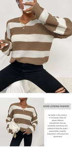 Détail d'un pull à col en V à rayures marron et blanches avec une texture en maille douce