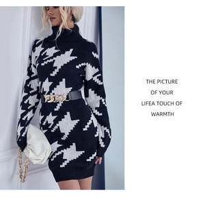 Détail de la robe en maille pied-de-poule avec ceinture en cuir et chaîne dorée chic