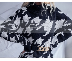 Gros plan du motif pied-de-poule noir et blanc avec ceinture à boucle chaîne dorée
