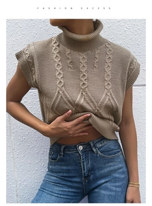 Detalle del chaleco de punto trenzado caqui con cuello alto y textura de alta calidad