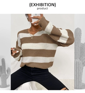 Détail de la maille nid d'abeille et des rayures marron-blanc sur ce pull décontracté