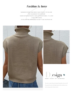 Textura detallada de un chaleco de punto caqui sin mangas con cuello alto para mujer