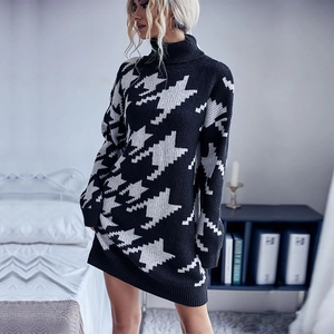 Robe pull longue à col roulé pour femme avec motif pied-de-poule noir et blanc chic