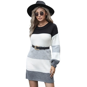 Robe pull en tricot pour femme avec manches longues et rayures colorées noir et gris