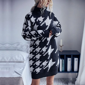Robe pull chic à col roulé et motif pied-de-poule noir et blanc pour femme élégante